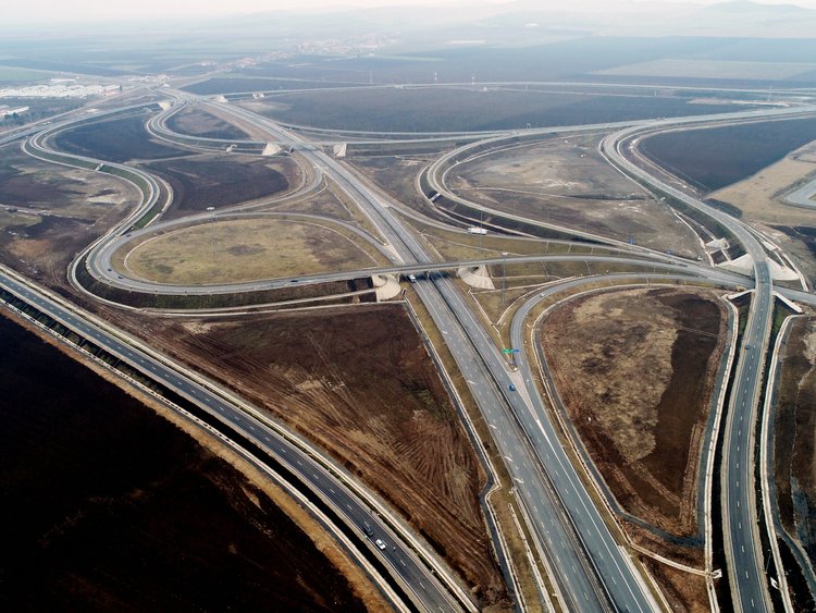 Foto: Luftaufnahme eines Autobahnkreuzes mit einem komplexen Aufbau von Straßen, Brücken und Unterführungen