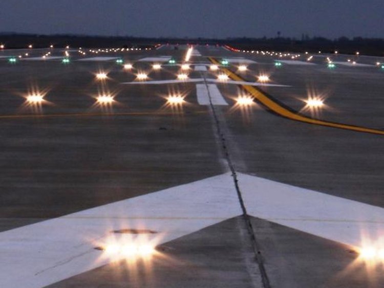 Photo: Oradea Airport: Runway at night with navigation lights